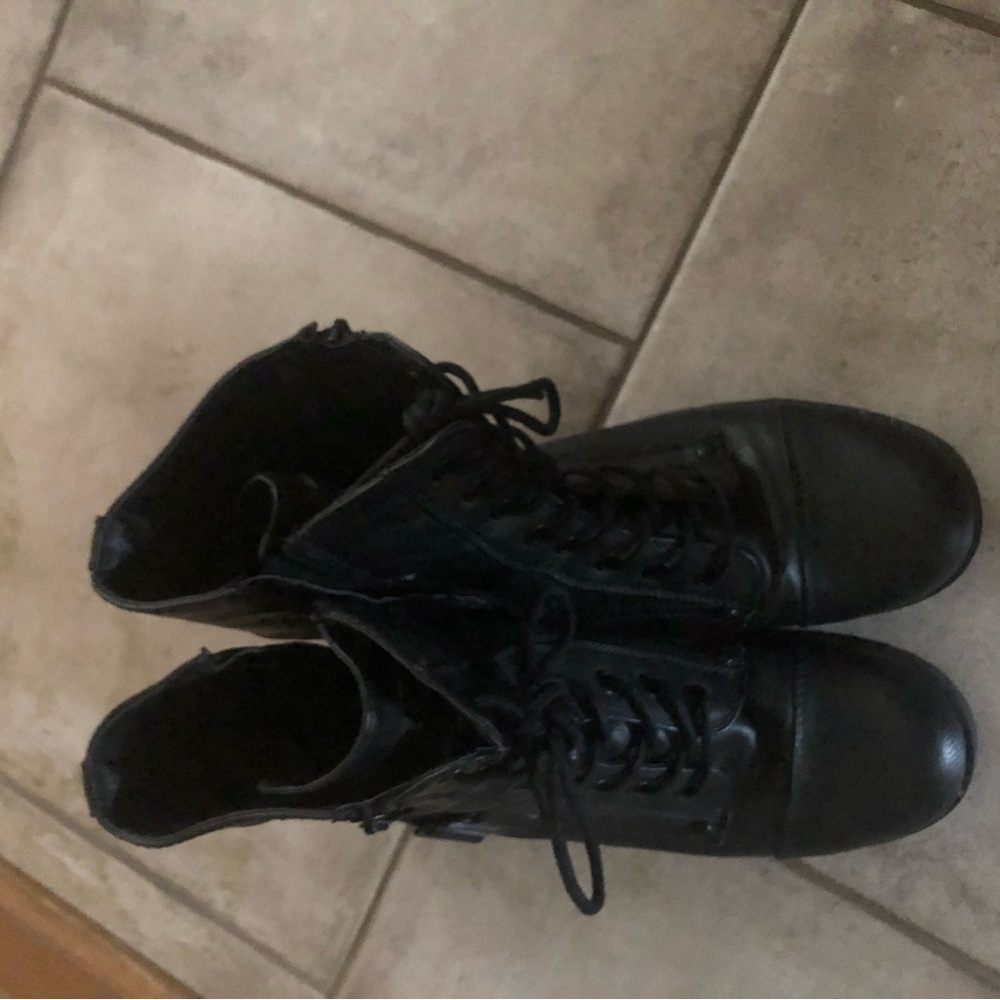 Guess womens boots size 8m in great condition.